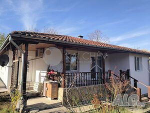 Едноетажна обзаведена къща с 3 спални на 40 км южно от Варна