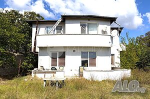Двуетажна къща на 20 км южно от Варна