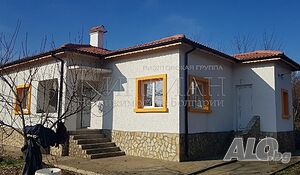 Реновирана едноетажна къща с голям двор, на 12 км от морето.