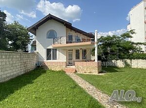 Двуетажна обзаведена къща с 2 спални в затворен комплекс с басейн в Кранево на 1 км от морето