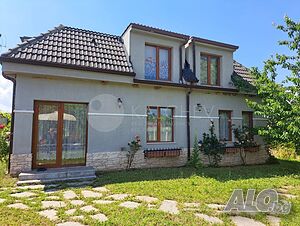 Двуетажна обзаведена къща с 4 спални на 16 км южно от Варна