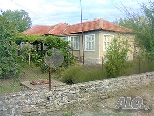 Едноетажна къща с 4250 кв.м двор на 13 км от град Каварна и морето.