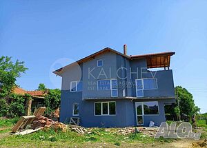 Триетажна къща на 4 км от Бяла и морето, с красива гледка