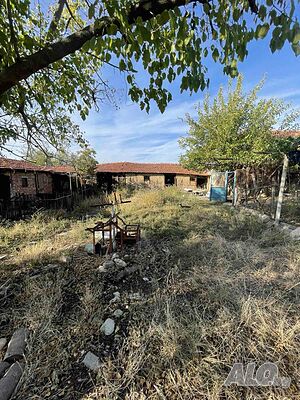 Голям парцел 1225 кв.м с постройки 210 кв. м