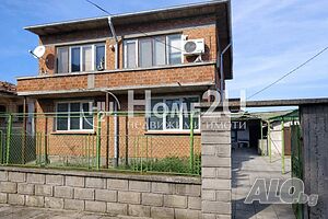 Двуетажна къща в с. Винарско, област Бургас - разположена на центъра на селото.