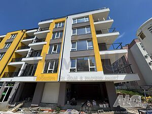 Продава се изцяло южен тристаен апартамент в жк. Еленово