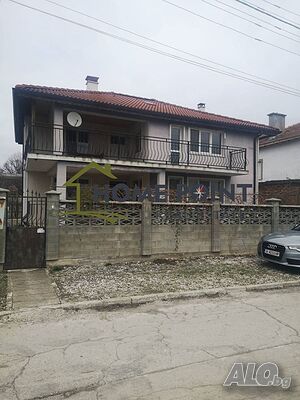 Къща на два етажа в гр. Дългопол