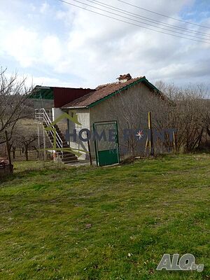 Монолитна къща с облагороден двор, с. Венелин