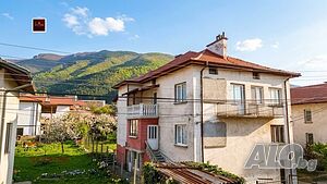 Триетажна къща 210 кв.м РЗП 280 кв.м двор