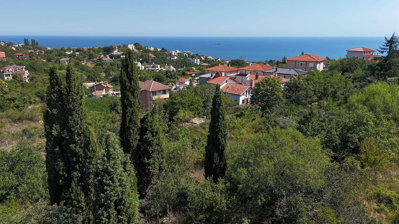 Два парцела, двуетажна къща, гараж, морска гледка, отлична локация