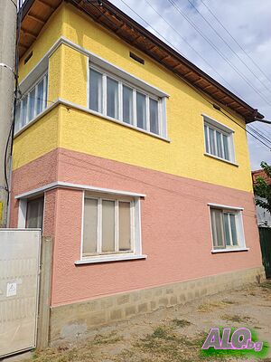 Продавам двуетажна къща и летна кухня