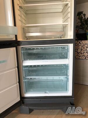 Продавам голям хладилник с фризер ELECTROLUX. Работещ идеално.