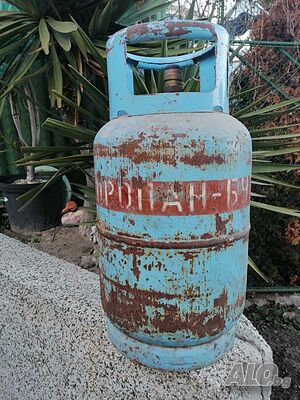 Два броя газови бутилки
