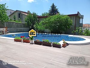Къща с басейн и морска панорама