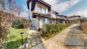 Апартамент с 2 спални, 2 бани и достъп до градината в Bay View Villas, Кошарица