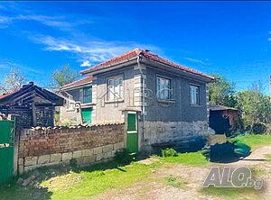 Очарователна къща с двор от 900 кв.м. | Спокойно село близо до Русе