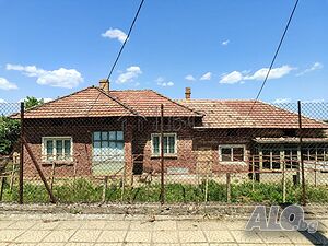 Масивна тухлена къща с двор 2 100 кв.м. близо до Полски Тръмбеш