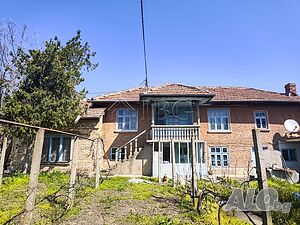 Двуетажна къща с двор 2 000 кв.м. в спокойно село до Полски Тръмбеш