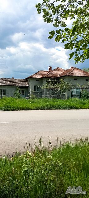 Къща с 3 спални и градина от 1500 кв.м. близо до Добрич