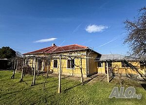 Просторна частично реновирана къща със стопански постройки близо до морето и Генерал Тошево