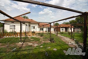 Прекрасна къща с 2 спални и 2 бани с голям двор близо до Полски Тръмбеш
