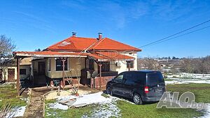 Реновирана къща с голям двор и стопански постройки - тиха локация в близост до центъра