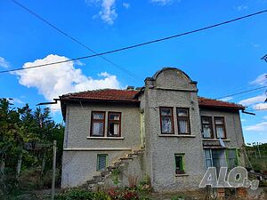 Масивна къща с голям двор в Макариополско