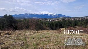 Продава парцел в с. Плана, в махалата с Индийската ступа, с необичаен поглед към Витоша