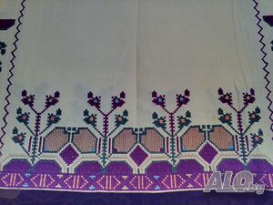 продавам ръчно бродирана покривка и черги