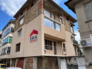 Ера Дом предлага за продажба просторен незавършен 4-стаен апартамент в района на Mall Galeria