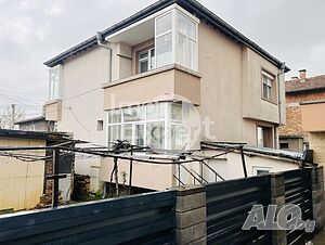 Етаж от масивна Двуетажна къща с двор!!!
