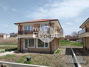 Самостоятелна къща с три спални до морето