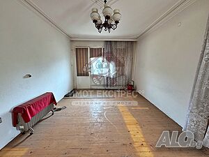 Многостаен апартамент, 4 стаи, 2 изби, таван, кв. Баделема