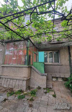 Двуетажна къща, съсобствен двор, отлична локация до Розова градина и 4-то училище