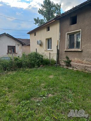 Продава две къщи в един двор гр. Перник, кв. Църква