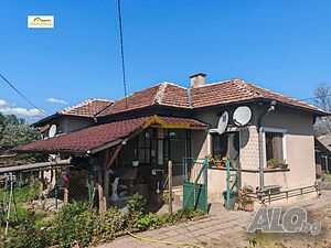 Къща с просторен двор и допълнителни постройки в село Славотин