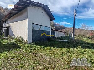 Имот с три парцела и селскостопански сгради в село Песочница, общ. Берковица, обл. Монтана
