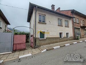 Къща с панорамна гледка в с. Копиловци