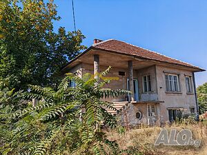 Масивна двуетажна къща с голям двор в с. Василовци