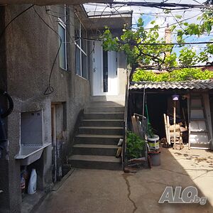Двуетажна къща с панорама и три самостоятелни жилища в кв. Комлука