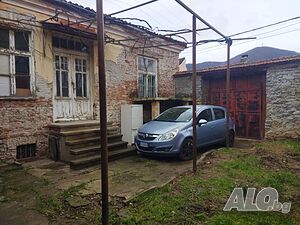 кв. ”Клуцохор” - продава къща с двор в ниската част на квартала