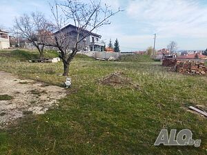 Два парцела за жилищно строителство в ниската част на м. Хисарлъка - ток, вода и удобен достъп