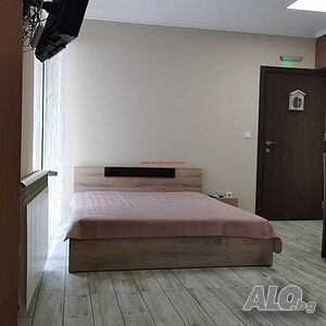Център - дава под наем едностаен, обзаведен с дворче. - Тец!
