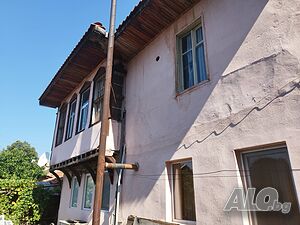 Широк център, близо до Пощата, етаж от къща с ид. ч от двор