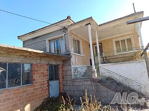 Двуетажна тухлена къща в с. Голямо Чочовени, парцел 2223кв. м