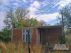 Аврен! Стара къща за ремонт! Равен парцел 850 м2! Ток, вода! Едноетажна къща 37 кв.м РЗП 850 кв.м двор | Къщи, Вили | Аврен