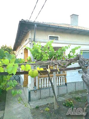 Продава, масивна, тухлена, голяма къща в с. Кардам, обл. Добрич