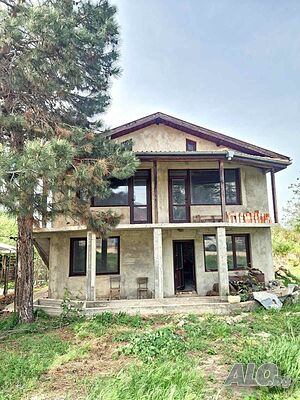 Продава на 120м. от градски парк Добрич, двуетажна къща 160кв.м., двор 1800кв. м
