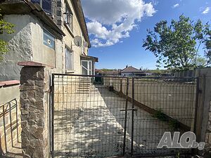 Двуетажна тухлена къща с три отделни входа в гр. Ген. Тошево