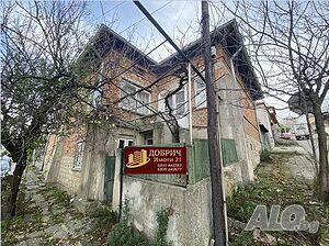 Двуетажна къща близнак с ГАРАЖ и самостоятелен вход и двор в района на Хуманитарна гимназия